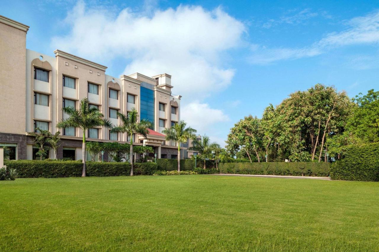 Ramada By Wyndham Varanasi Katesar Chandauli المظهر الخارجي الصورة