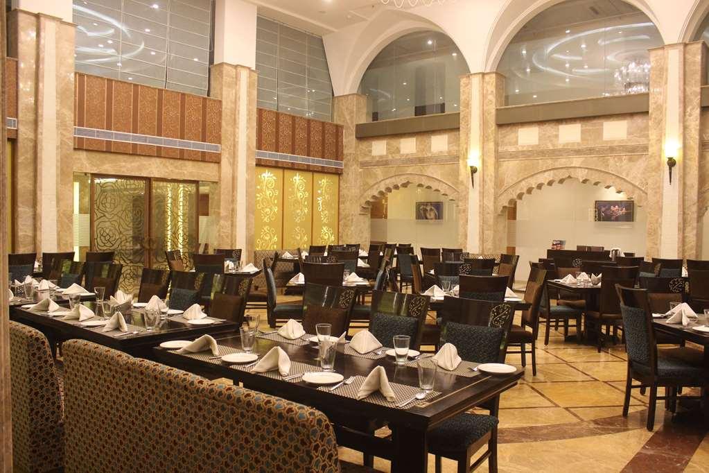 Ramada By Wyndham Varanasi Katesar Chandauli المطعم الصورة