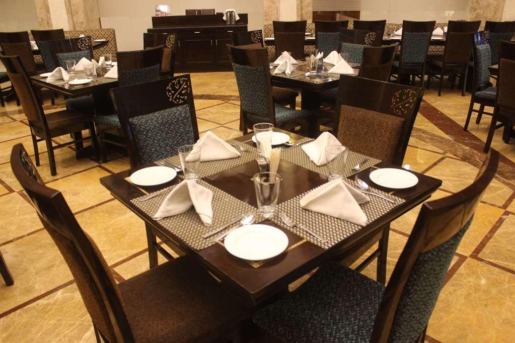Ramada By Wyndham Varanasi Katesar Chandauli المطعم الصورة